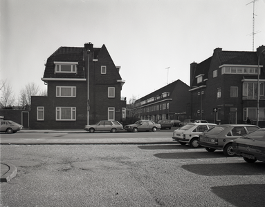 808973 Gezicht in de Van Lidth de Jeudestraat te Utrecht, vanaf de parkeerplaats op de hoek van de Kruisstraat en de ...